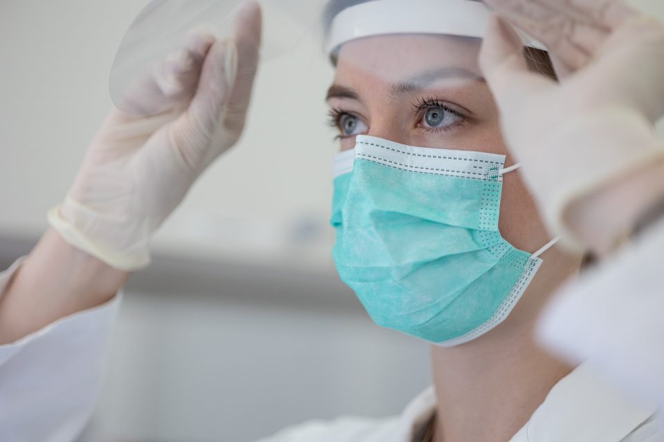 Foto mit Munschutz und Schutzschild