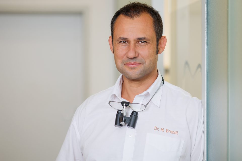 Portrait eines Zahnarztes in der Praxis